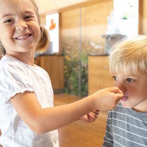 Kinder bei der Verkostung in der ErlebnisSennerei Zillertal