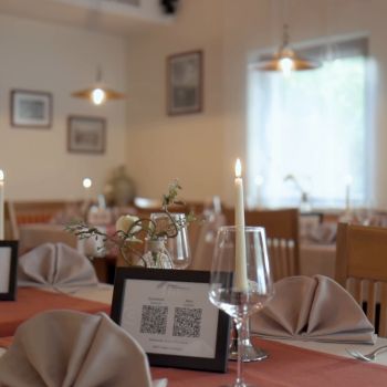 Gedeckte Tische im Gastraum des Restaurants im Campingdorf Hofer