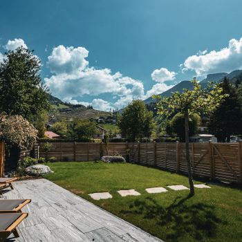 Garten mit Sonnenliegen