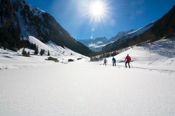 Langläufer im verschneiten Schönachtal