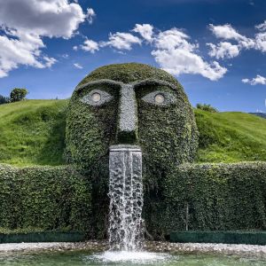 Riese mit Wasserfall bei den Swarovski Kristallwelten