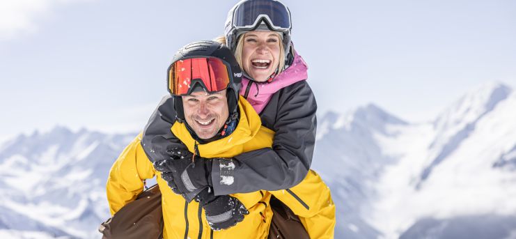 Lachendes Skifahrerpaar im Schnee in der Zillertal Arena