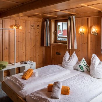 Doppelzimmer im Gästehaus des Campingdorf Hofer