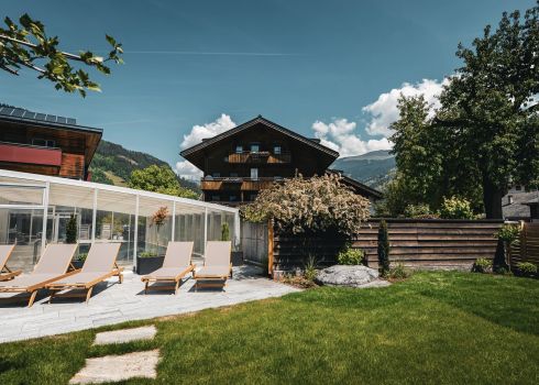 Pool mit Sonnenterrasse und Garten