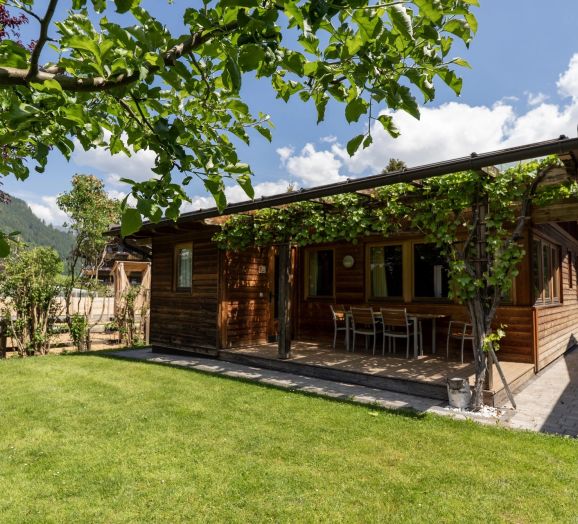 Kleines Chalet aus Holz mit großem Garten