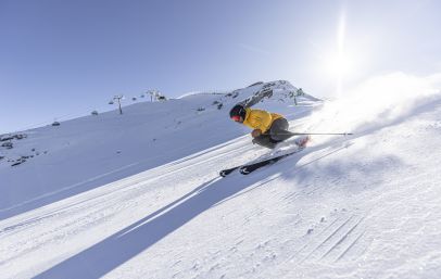 Skifahrer im Tiefschnee in der Zillertal Arena