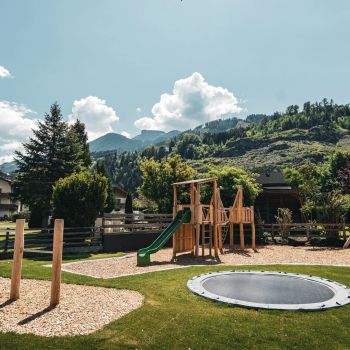 großer Spielplatz mit Trampolin, Rutsche, Klettergerüst und Schaukel
