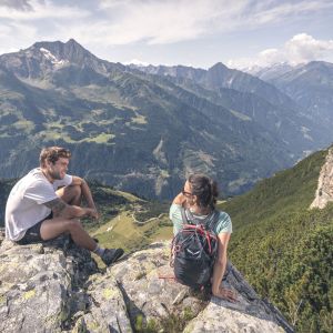 Wanderer mit Ausblick vom Gerlosstein ins Zillertal