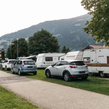Weg zwischen den Stellplätzen mit Wohnwagen im Campingdorf Hofer