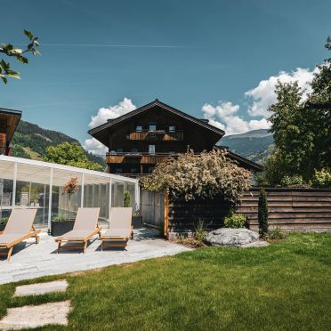 Pool mit Sonnenterrasse und Garten
