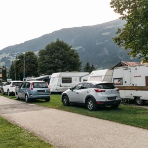 Weg zwischen den Stellplätzen mit Wohnwagen im Campingdorf Hofer