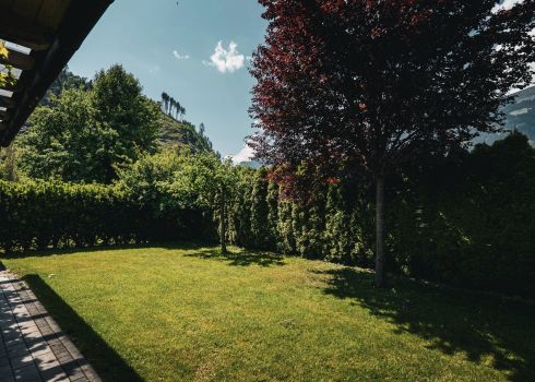 Einblick in kleinen Garten eines Chalets