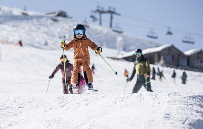 Kinder beim Skifahren im Familienskigebiet Zillertal Arena