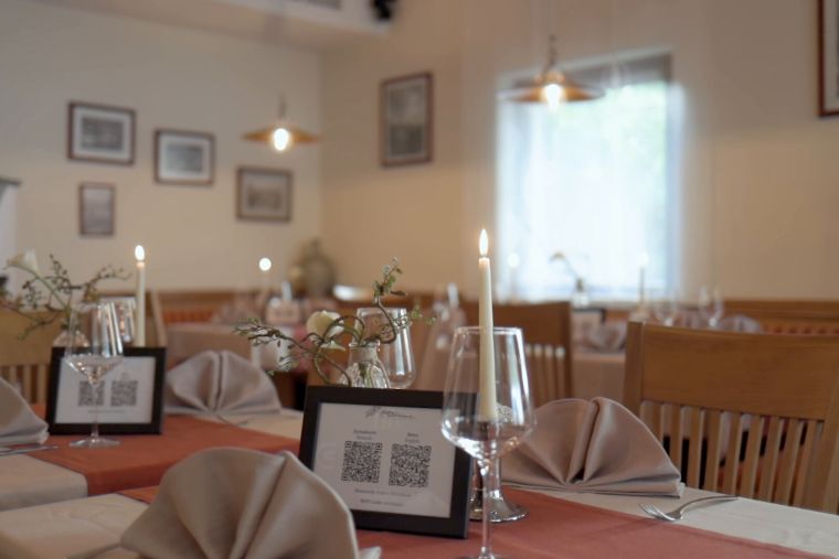 Gedeckte Tische im Gastraum des Restaurants im Campingdorf Hofer