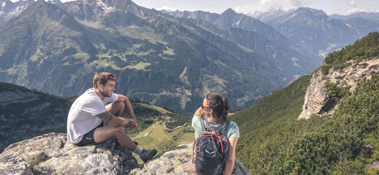 Wanderer mit Ausblick vom Gerlosstein ins Zillertal