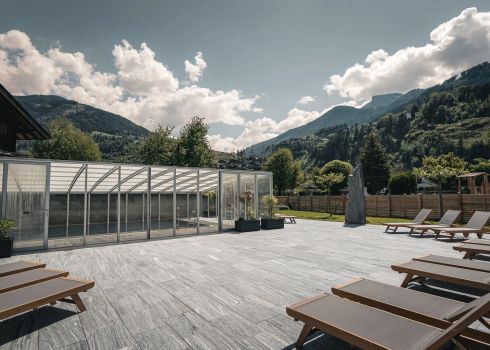 Pool mit Sonnenliegen und großer Terrasse