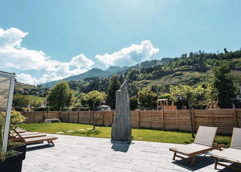 Sonnenliegen auf einer Sonnenterrasse