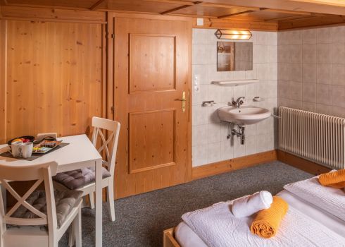 Doppelzimmer im Gästehaus des Campingdorf Hofer