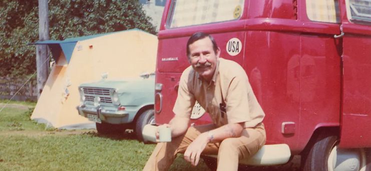 Camper aus aller Welt: Gast vor seinem VW-Bus auf dem Campingplatz