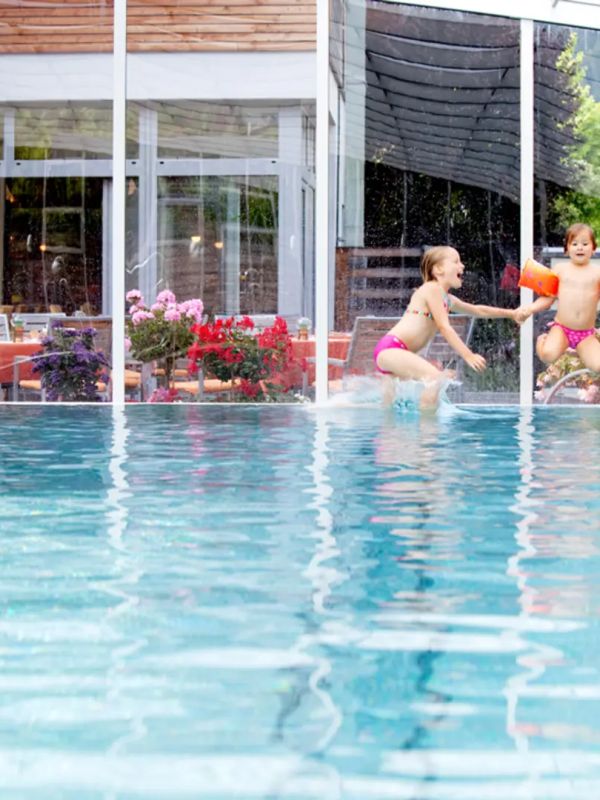 Toller Pool zum Schwimmen und Plantschen