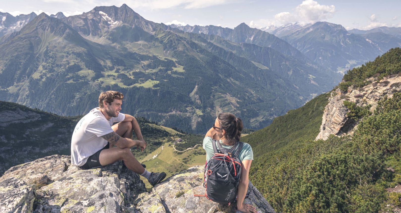 Wanderer mit Ausblick vom Gerlosstein ins Zillertal