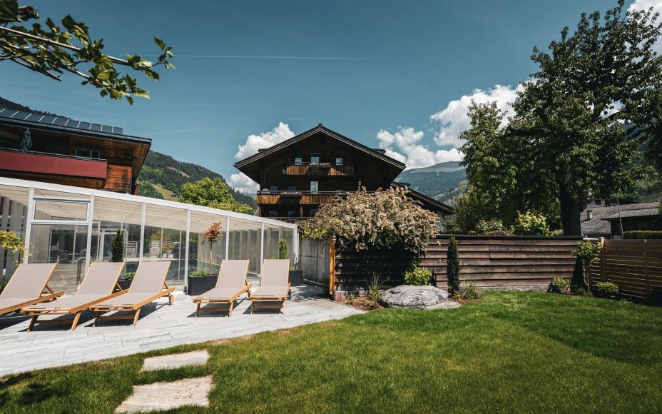 Pool mit Sonnenterrasse und Garten